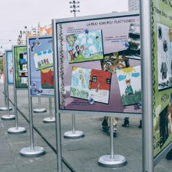 Rynek - Wystawa prac plastycznych uczestników konkursu pod hasłem Nowe słońce - rodzina zastępcza szansą i nadzieją dla dzieci