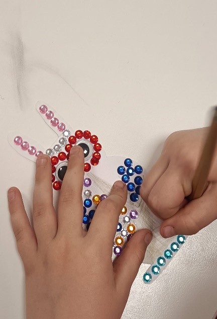 Dziecko wykonuje zajączka wielkanocnego 