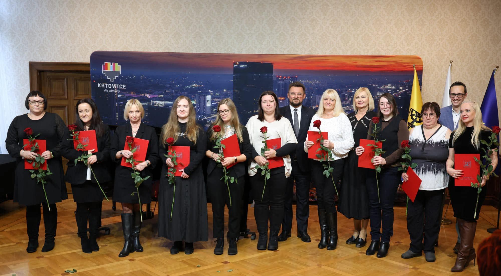 Zdjęcie wyróżnionych pracowników MOPS podczas uroczystości z okazji Dnia Pracownika Socjalnego