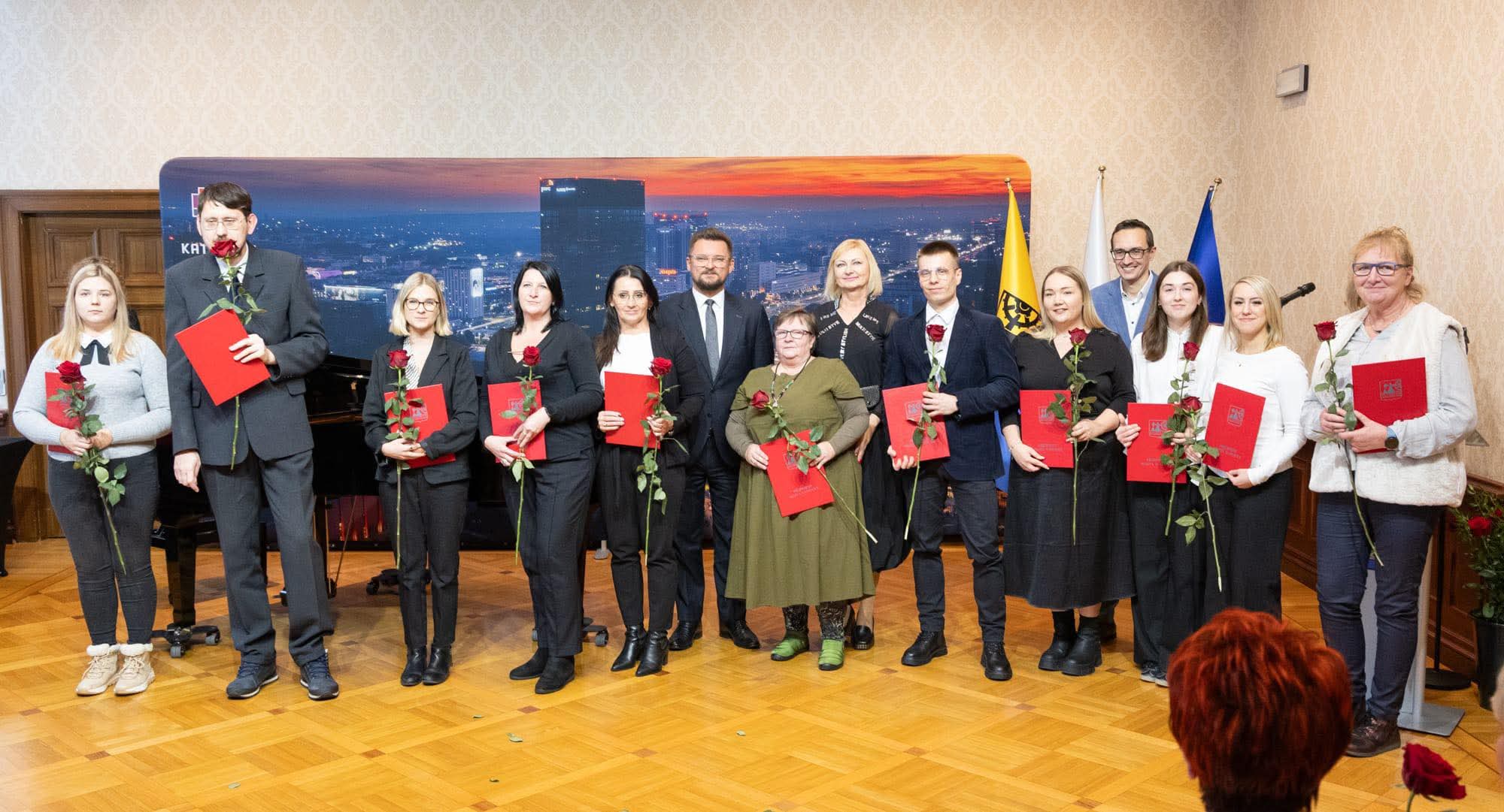 Zdjęcie wyróżnionych pracowników MOPS podczas uroczystości z okazji Dnia Pracownika Socjalnego