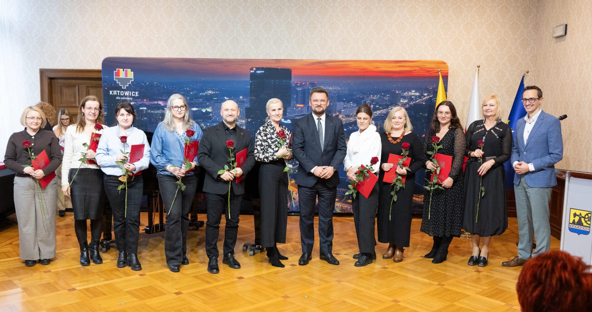 Zdjęcie wyróżnionych pracowników MOPS podczas uroczystości z okazji Dnia Pracownika Socjalnego