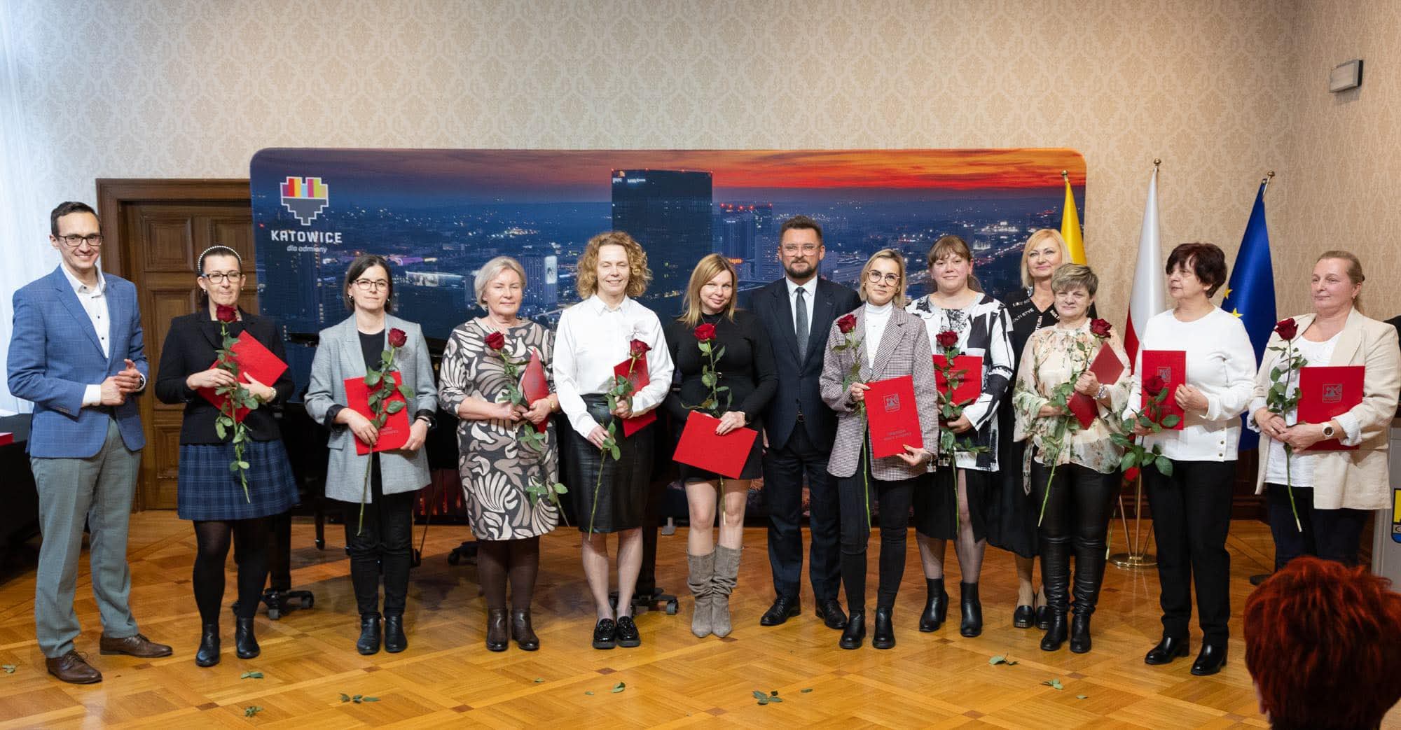 Zdjęcie wyróżnionych pracowników MOPS podczas uroczystości z okazji Dnia Pracownika Socjalnego